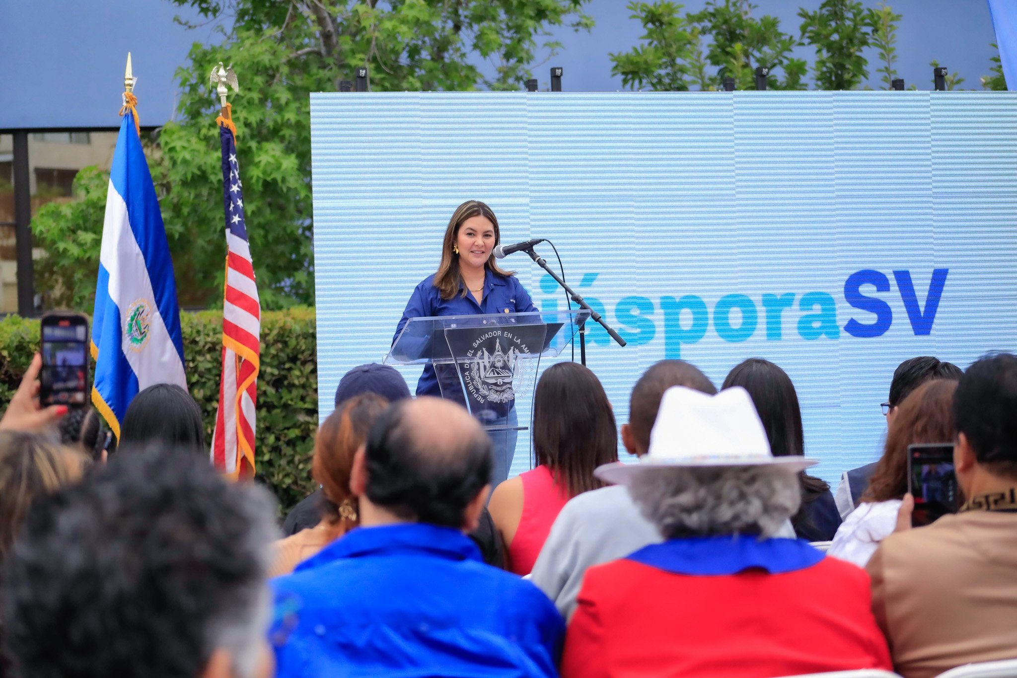 Evento "El Salvador +" en Los Ángeles lleva servicios y tradiciones a la comunidad salvadoreña, fortaleciendo su vínculo con la cultura del país.