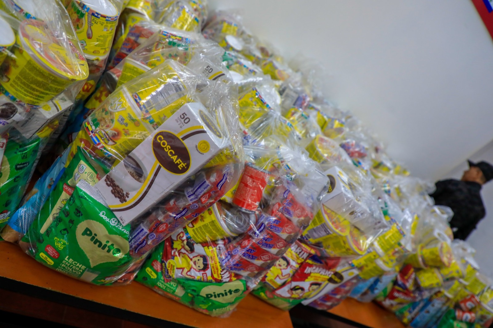 El Canciller supervisó la entrega de productos básicos, reafirmando el compromiso del gobierno con las poblaciones afectadas por las lluvias.