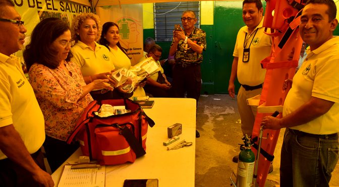 Nuevos cascos y equipos de rescate vertical entregados a Comandos de Salvamento mediante la ayuda popular noruega para mejorar la atención de emergencias. Foto: Cortesía