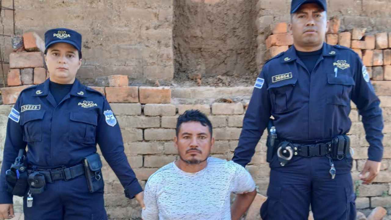 Rigoberto Montes Lima fue capturado tras asesinar a un hombre de 70 años con un tronco tras una discusión por un rito espiritual en Ciudad Arce. foto: PNC