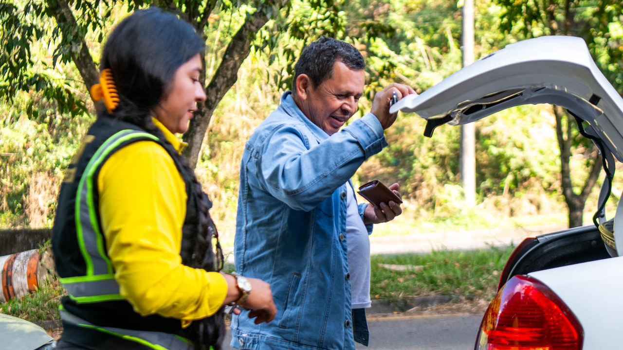 Agentes del Viceministerio de Transporte (VMT) durante un operativo de seguridad vial en una de las principales arterias de El Salvador, garantizando la movilidad y el cumplimiento de las normativas durante el período festivo. Cortesía