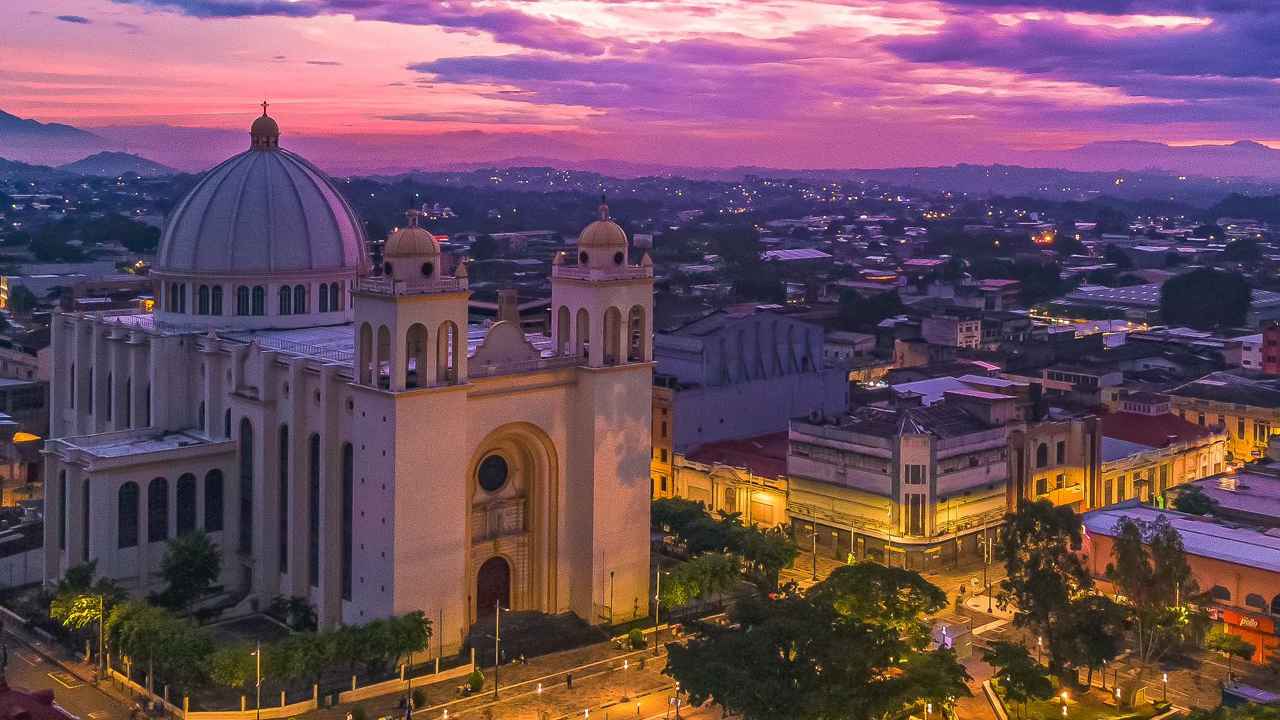 El Salvador registra un crecimiento del 5,1 % en el tercer trimestre de 2025, fortaleciendo la confianza inversora en la región. Archivo.