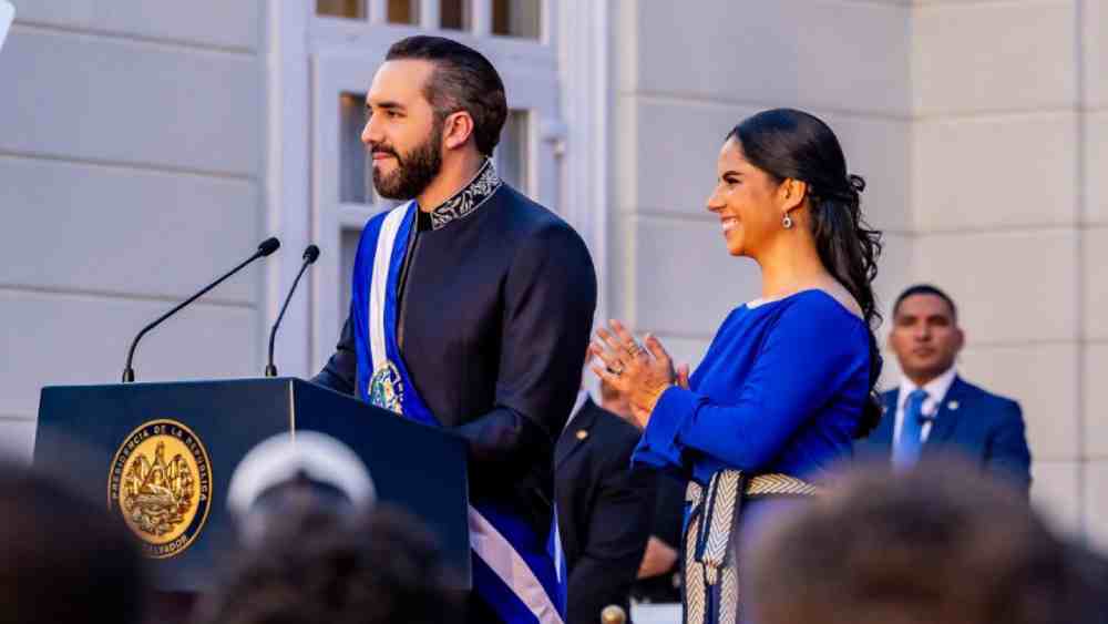 Nayib Bukele y Gabriela Rodríguez de Bukele durante un acto oficial en San Salvador, proyectando una imagen de unidad y liderazgo compartido tras la reelección presidencial.
