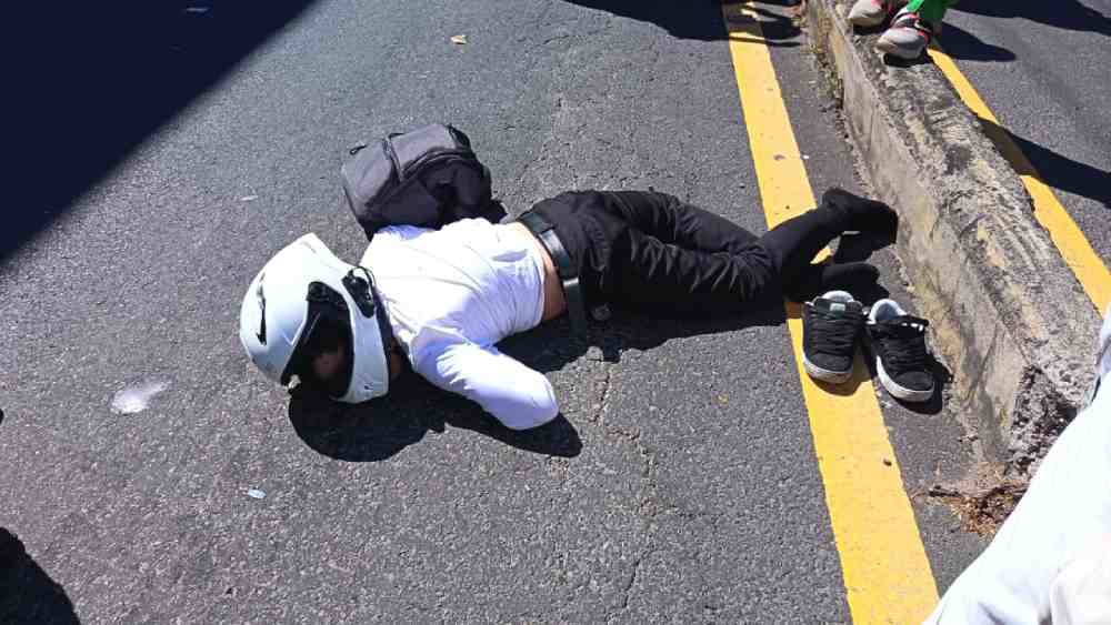 Cuerpos de socorro confirmaron el deceso de un motociclista tras un fuerte accidente en el bulevar Venezuela la tarde de este miércoles. Foto: Comandos de Salvamento