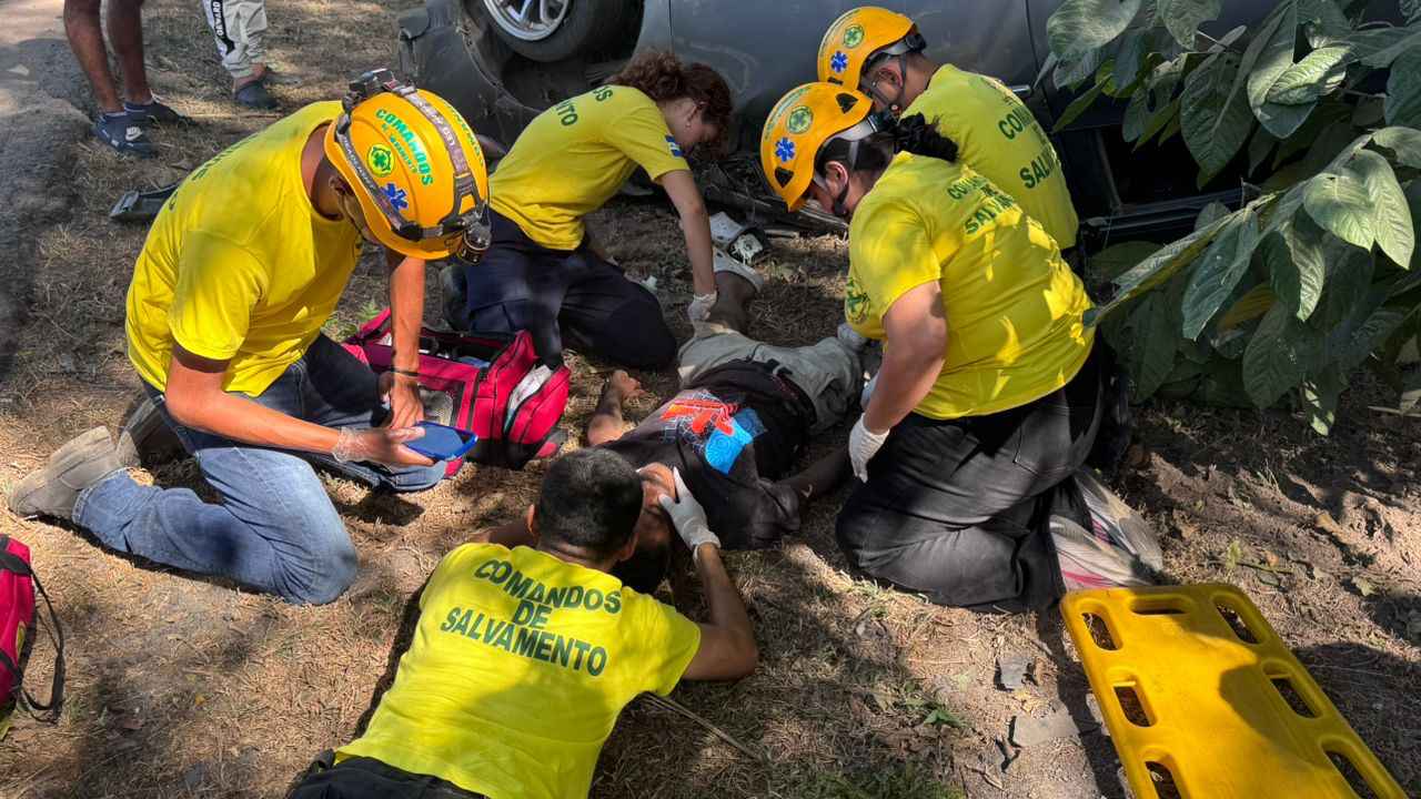 Socorristas estabilizan a víctimas tras un accidente de tránsito en la carretera hacia La Herradura este jueves de Navidad. Foto: Comandos de Salvamento