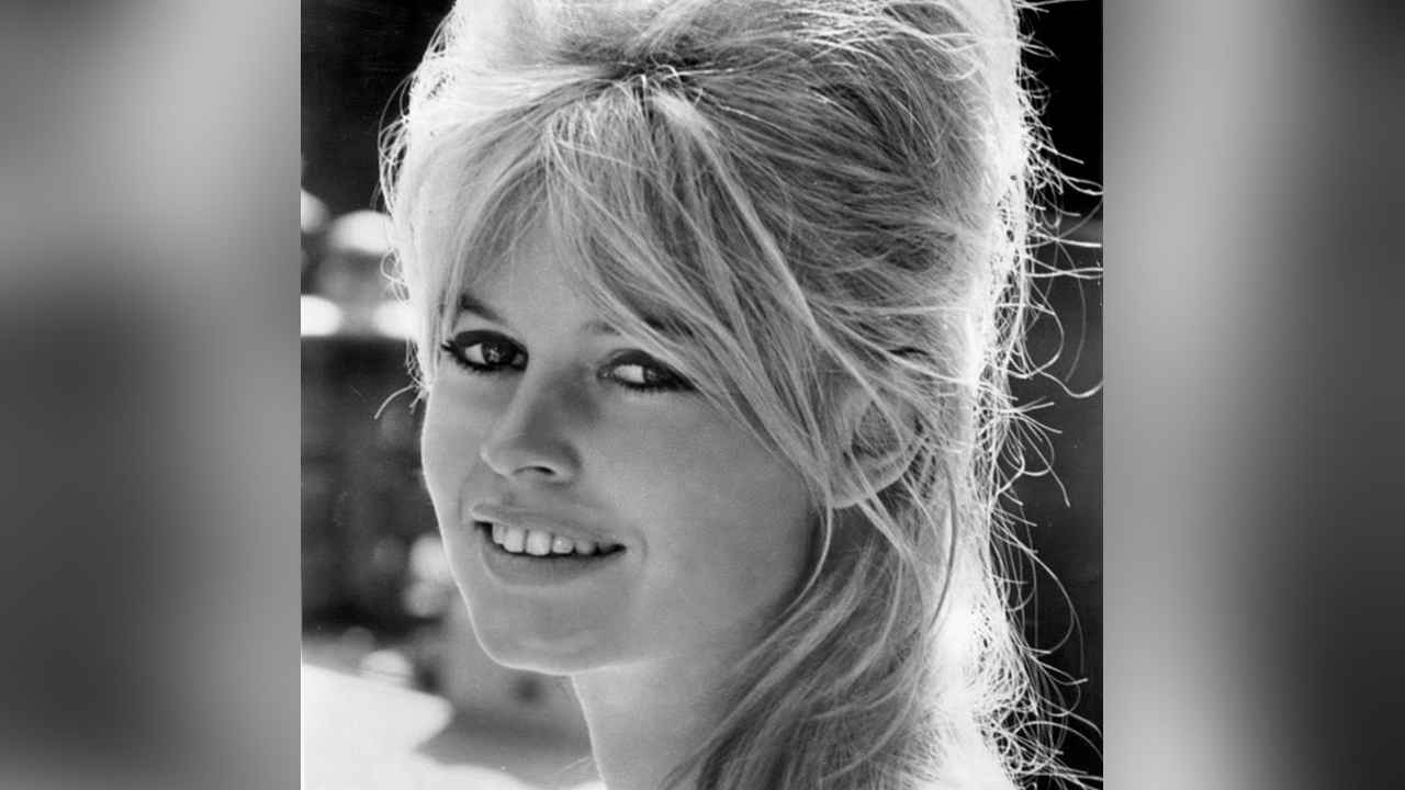 Brigitte Bardot, en una de sus icónicas imágenes, que la catapultaron a la fama mundial como un símbolo de belleza y rebeldía. Wikipedia