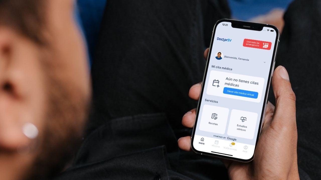 Vista de un profesional médico realizando una consulta virtual, simbolizando la atención accesible y de calidad que ofrece el programa DoctorSV en El Salvador.