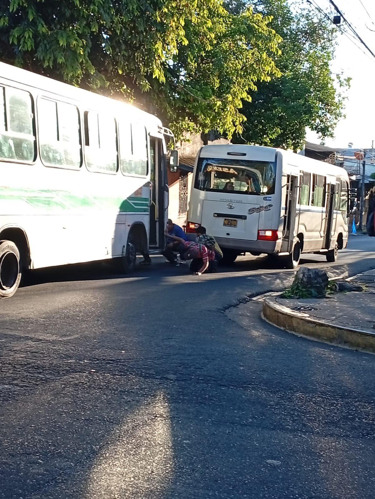 Un hombre cayó de una coaster y quedó atrapado bajo un bus en San Salvador. Cruz Verde intervino para salvarlo y estabilizarlo antes de su traslado urgente. Foto: Cruz Verde Salvadoreña.