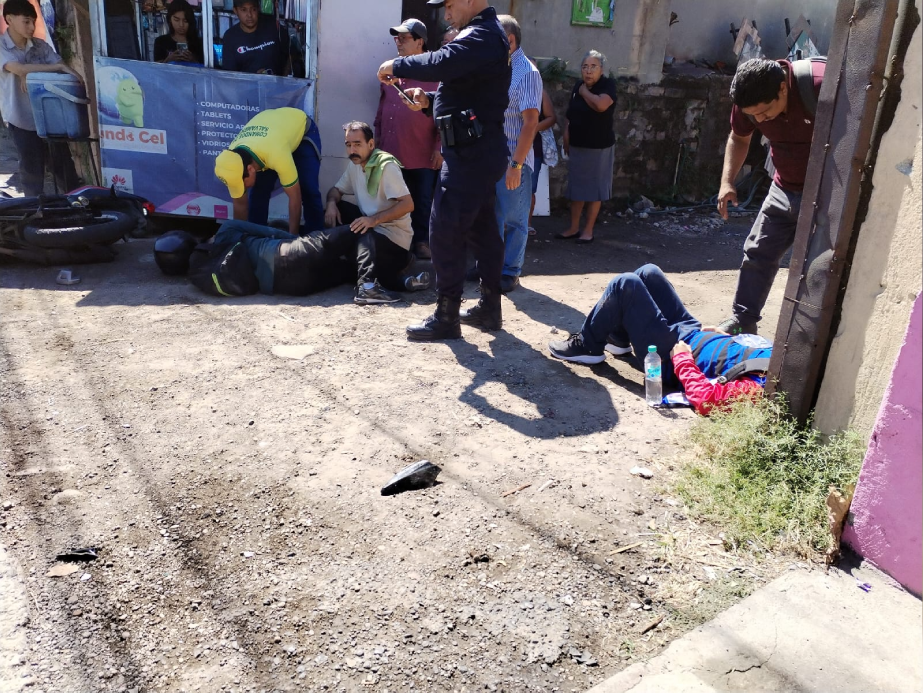 Dos motociclistas sufrieron graves heridas al chocar contra un pick-up en el km 12 de la Troncal del Norte. Cruz Verde llegó al lugar para brindar auxilio inmediato. Foto: Cruz Verde Salvadoreña.