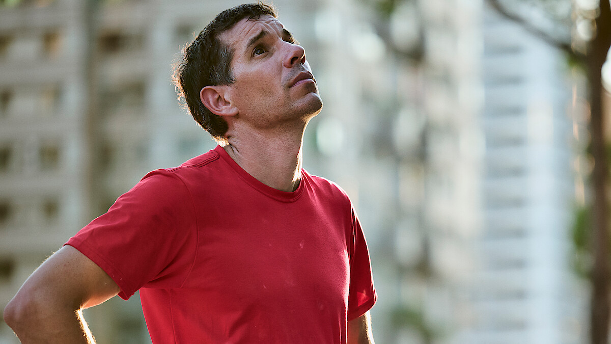 El escalador Alex Honnold intentará hoy subir sin protección el rascacielos Taipei 101 (508 m) en transmisión en vivo por Netflix. Un desafío sin margen de error. Foto. Netflix.