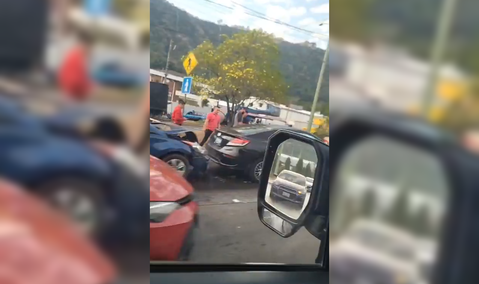 Un accidente masivo entre cuatro vehículos paralizó el tráfico en la autopista a Comalapa, a la altura de la colonia 10 de Octubre, generando kilómetros de congestión. Foto: @COBRA89701915