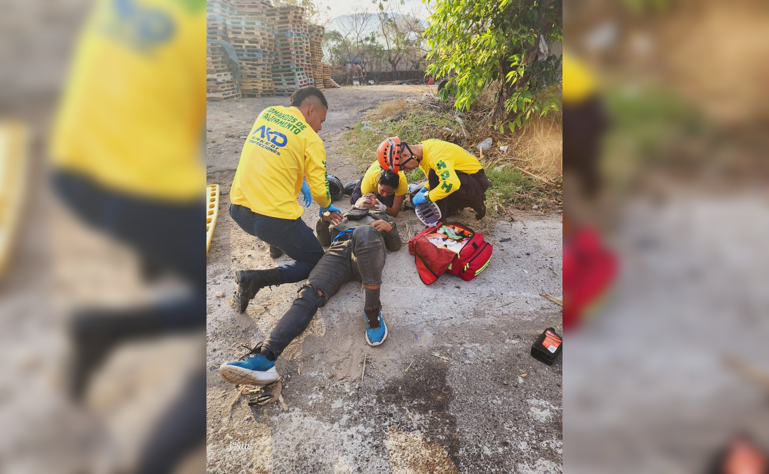 Un motociclista fue trasladado al ISSS tras sufrir una aparatosa caída por explosión de llanta en la carretera hacia Quezaltepeque. Foto: Comandos de Salvamento.