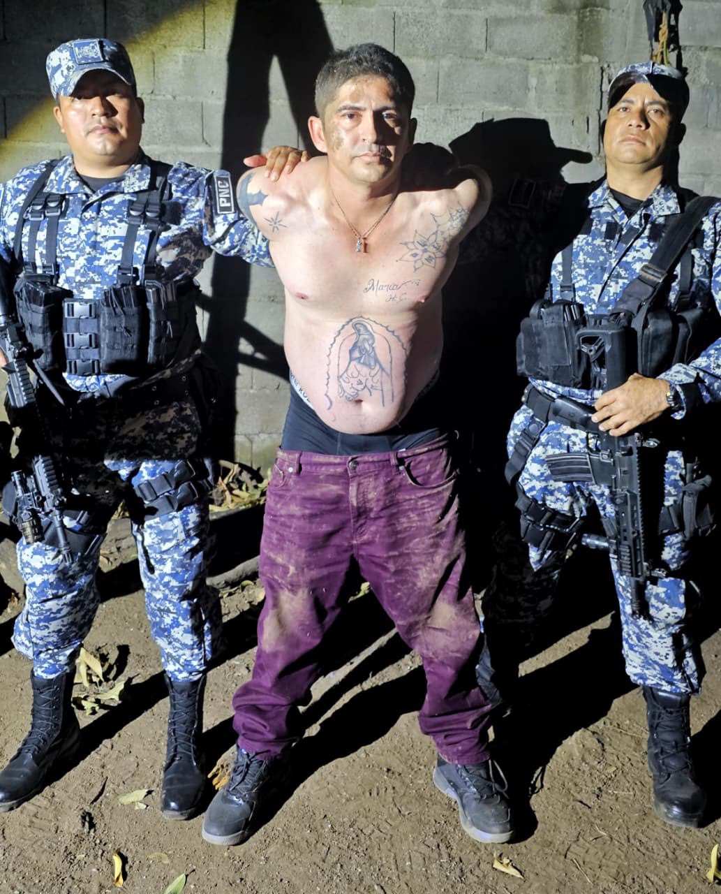 Agentes de la PNC capturaron a "El Sabueso", miembro de la 18 Sureños, durante un operativo en San Miguel. En su casa hallaron un altar a la santa muerte. Foto: PNCSV.