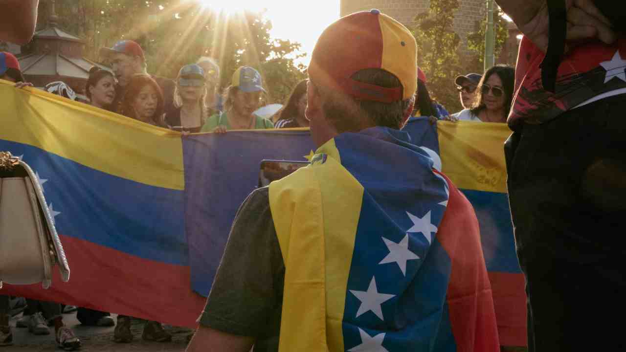 El TPS, que protegía a unos 600,000 venezolanos de la deportación y les permitía trabajar legalmente en Estados Unidos, fue revocado en 2025. Foto Paolo Sbalzer / Pexels