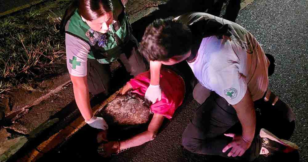 Socorristas de Cruz Verde Mejicanos atienden a mujer de la tercera edad atropellada en Carretera Troncal del Norte. Foto: Comandos de Salvamento.