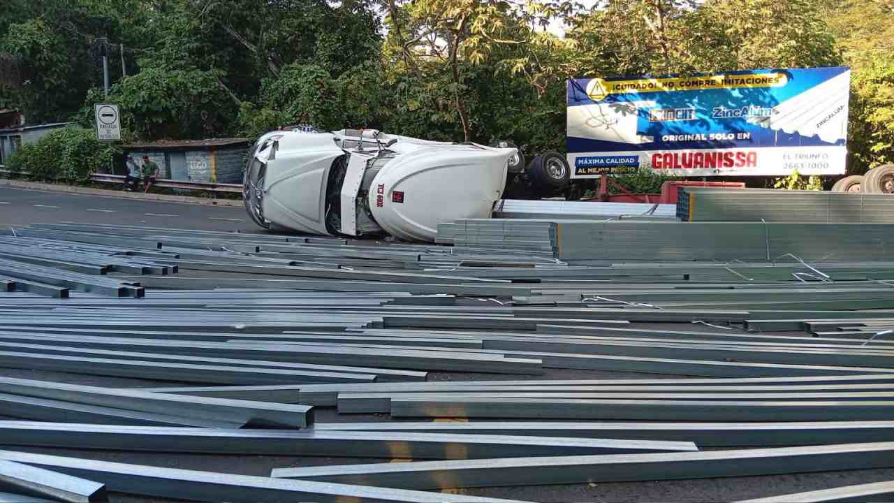 Una rastra volcada bloquea el desvío hacia Mercedes Umaña, Usulután, generando congestión en la Panamericana. Foto: Cortesía.