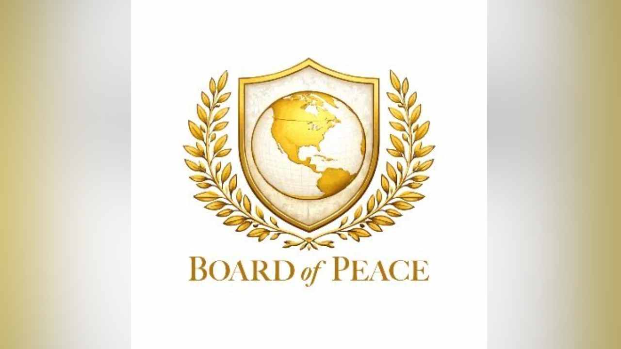 El presidente Donald Trump firma los estatutos de la Junta de Paz en el Foro de Davos, estableciendo las reglas para los países miembros.