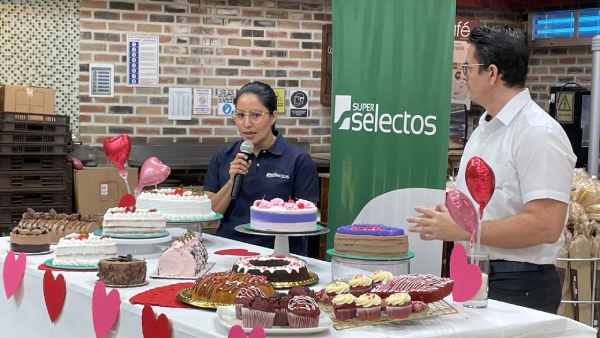 Pastel de fresa en forma de corazón, decorado con betún rosado y detalles de chocolate, se ha convertido en el favorito de las familias salvadoreñas para celebrar San Valentín 2026. Foto: La Diáspora 503