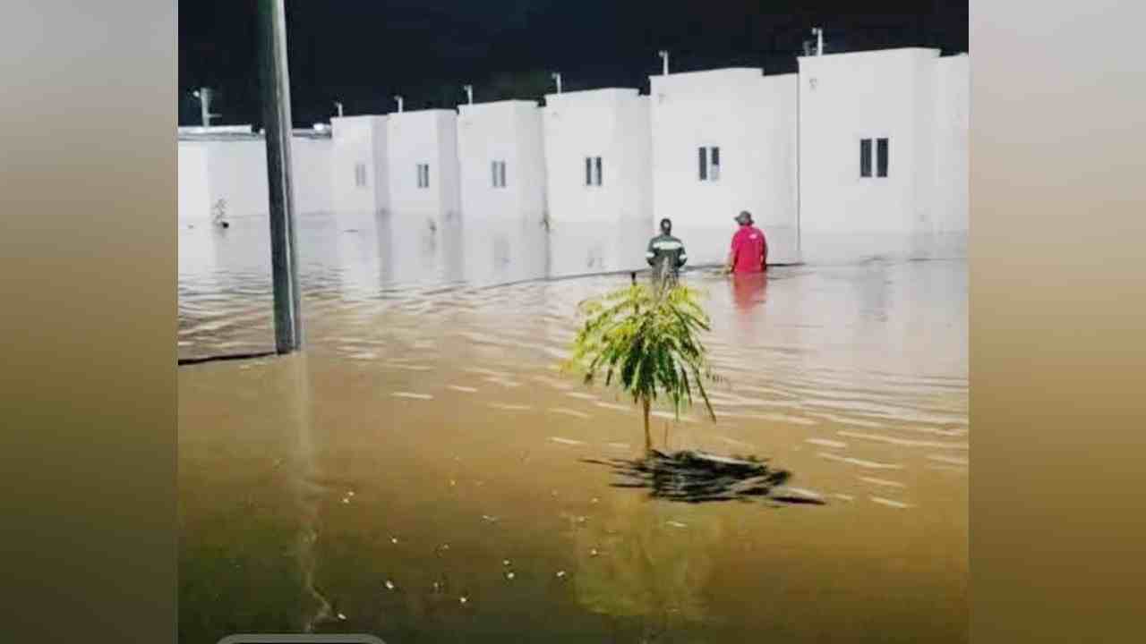 Calles de Ciudad Marsella 2 anegadas por lluvias intensas, reportadas como "Venecia salvadoreña". Foto: [Redes sociales].