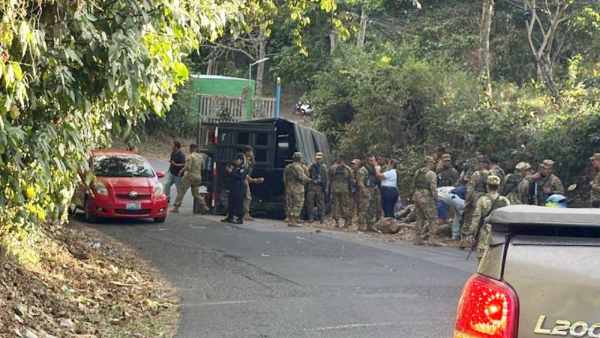 Vehículo militar volcado en la carretera Berlín-Alegría deja 12 soldados heridos. Equipos de rescate trabajan en el lugar. Foto: Comandos de Salvamento.