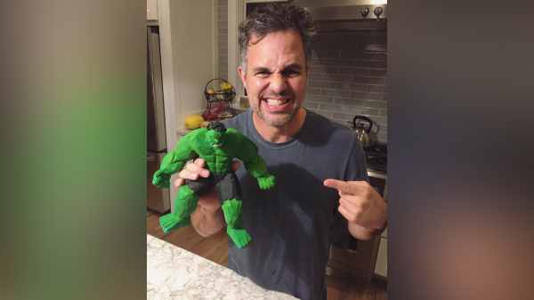 Mark Ruffalo (Hulk), Ariana Grande, Wanda Sykes y Jean Smart portan pines con mensajes contra ICE durante los Globos de Oro 2026, transformando la gala en un acto de resistencia. Crédito: Facebook