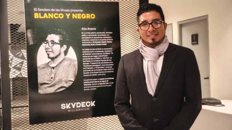 Blanco y Negro de Alex Anzora: donde el contraste se convierte en armonía y el arte, en un manifiesto de unidad. Crédito: El Sendero de las Musas / Skydeck Torre Millennium Plaza.
