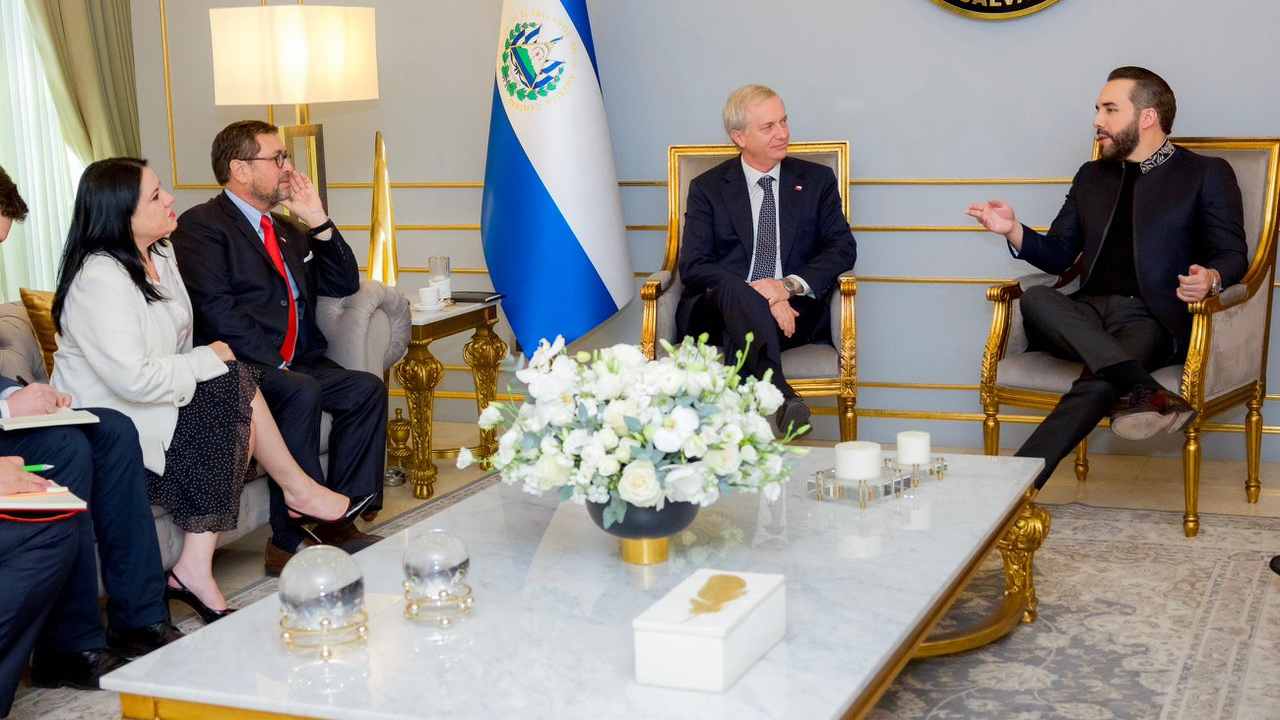 Autoridades de Chile y El Salvador discuten la efectividad del sistema penitenciario en el control de pandillas y grupos de crimen organizado.