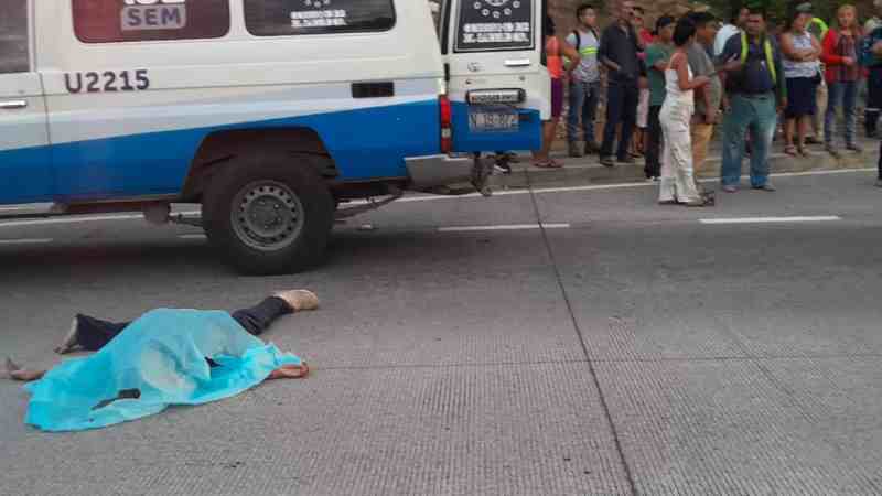 Agentes del VMT y unidades del SEM atienden accidente mortal en Carretera a La Libertad. Foto: [Cortesía].