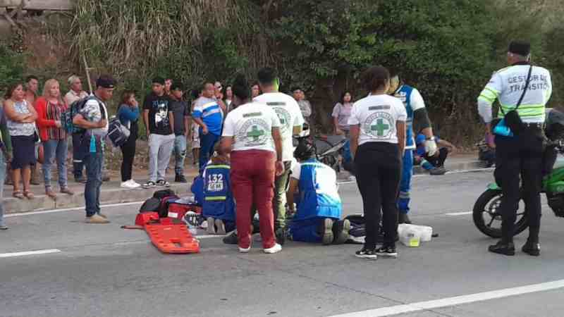 Agentes del VMT y unidades del SEM atienden accidente mortal en Carretera a La Libertad. Foto: [Cortesía].