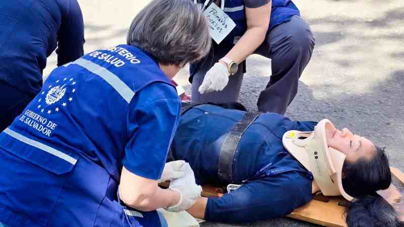 Personal del Ministerio de Salud de El Salvador atiende a una víctima durante un simulacro de emergencia, reforzando la preparación ante desastres naturales. Foto: Archivo.