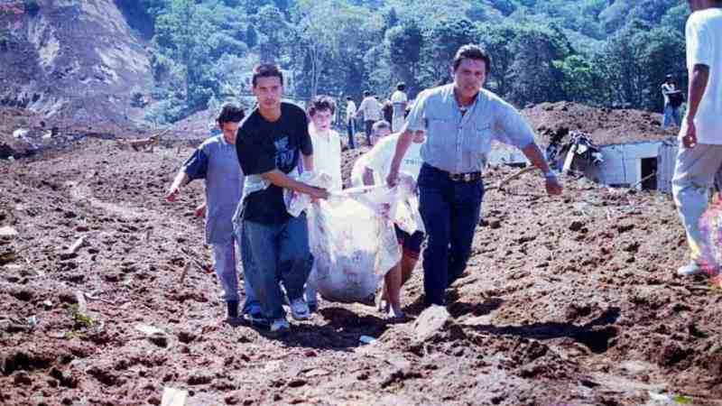 Rescatistas y voluntarios buscan sobrevivientes entre los escombros tras el terremoto del 13 de enero de 2001, una de las tragedias más dolorosas en la historia de El Salvador. Foto: Archivo.