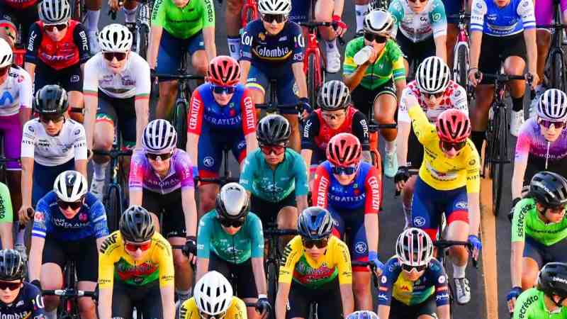 Ciclistas internacionales compiten en el Tour El Salvador 2026, mostrando la belleza de El Salvador al mundo. Foto: MOPT