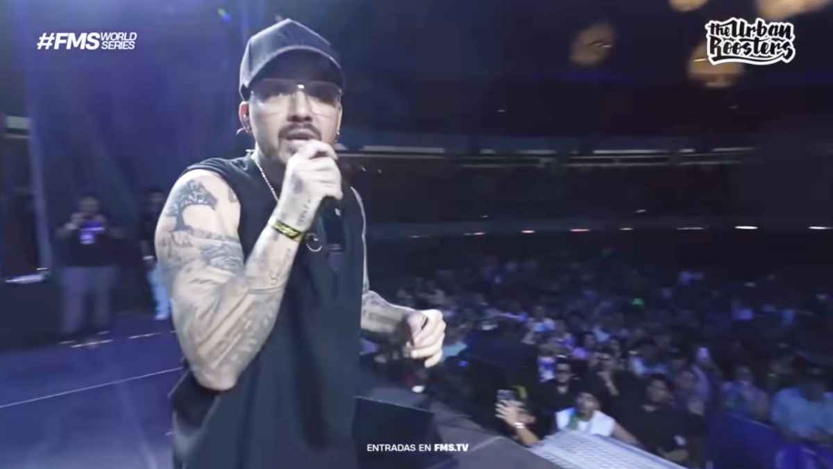 Lokillo, el rapero que puso a temblar al presidente con un punchline. ¿Broma o declaración? El Polideportivo de Ciudad Merliot lo vivió en primera fila. Crédito: Captura Urban Roosters / CHISMES LD503.