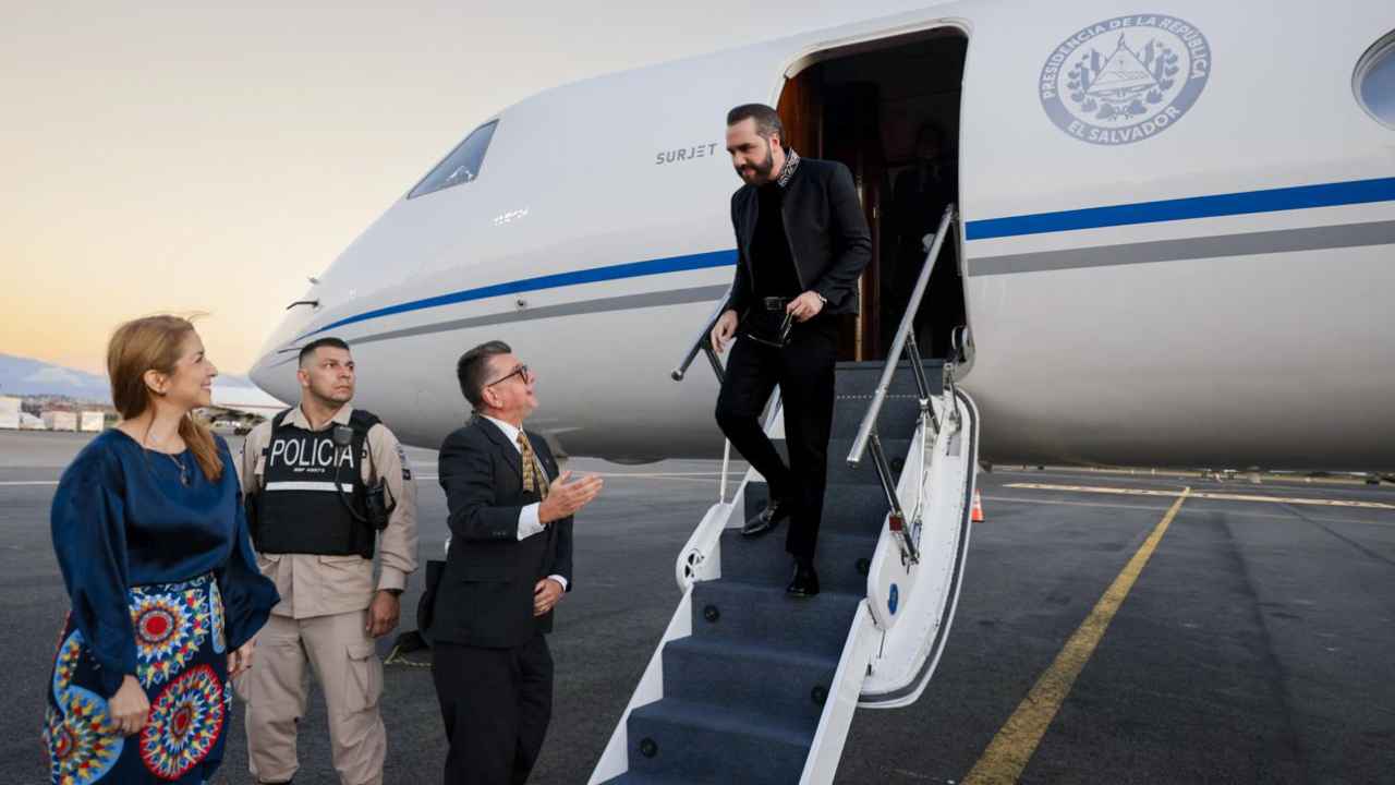 Nayib Bukele y Rodrigo Chaves durante la colocación de la primera piedra del CACCO en La Reforma, Alajuela, un proyecto que busca replicar el modelo de seguridad salvadoreño. Foto: Casa Presidencial