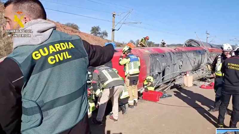 Equipos de rescate trabajan en la escena del accidente ferroviario en Adamuz, Córdoba. Foto: [Cortesía Guardia Civil].