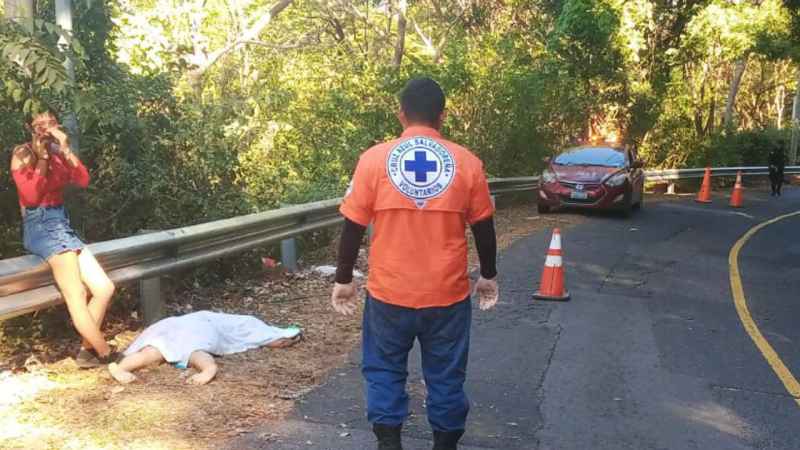 Pie de foto: Autoridades atienden accidente fatal en carretera a El Cuco, San Miguel. Foto: Cortesía Cruz Azul.
