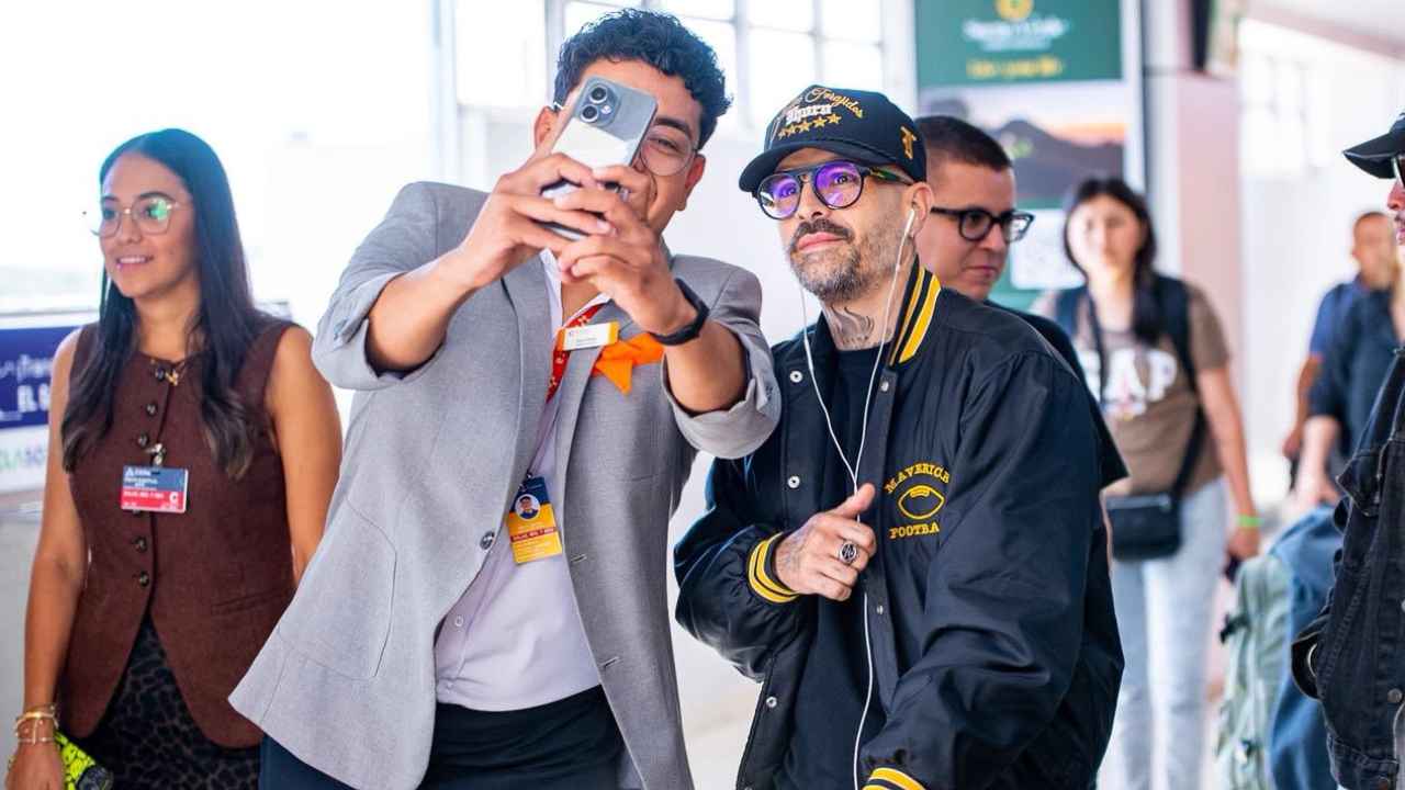 Mike Bahía ilumina la inauguración del Tour El Salvador 2026 con un concierto gratuito en el Centro Histórico. ¡Deporte y música en una sola noche épica!