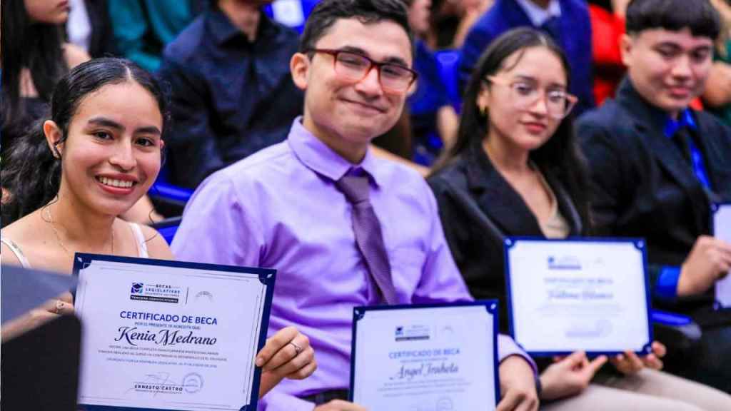 La educación es clave para el desarrollo. Se han entregado nuevas becas académicas para jóvenes salvadoreños, facilitando el acceso a universidades y centros técnicos. Revisa los requisitos y beneficios aquí. Cortesía.