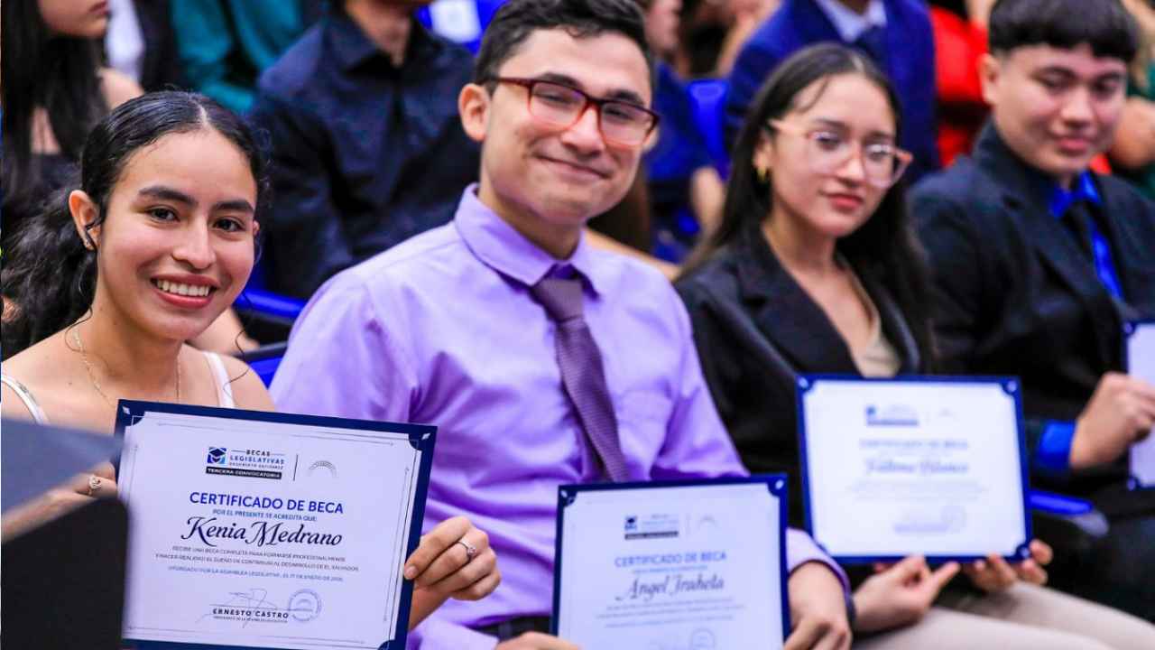 La educación es clave para el desarrollo. Se han entregado nuevas becas académicas para jóvenes salvadoreños, facilitando el acceso a universidades y centros técnicos. Revisa los requisitos y beneficios aquí. Cortesía.