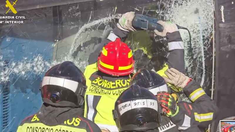 Equipos de rescate trabajan en la escena del accidente ferroviario en Adamuz, Córdoba. Foto: [Cortesía Guardia Civil].