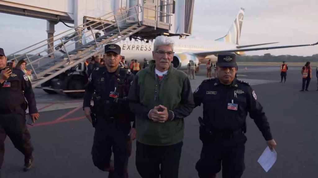 Norman Quijano es recibido por autoridades de la FGR en El Salvador tras su extradición. Foto: Cortesía FGR.
