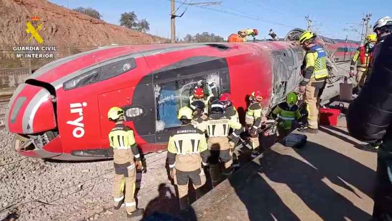 Equipos de rescate trabajan en la escena del choque de trenes en Adamuz, Córdoba. Foto: [Cortesía Guardia Civil].