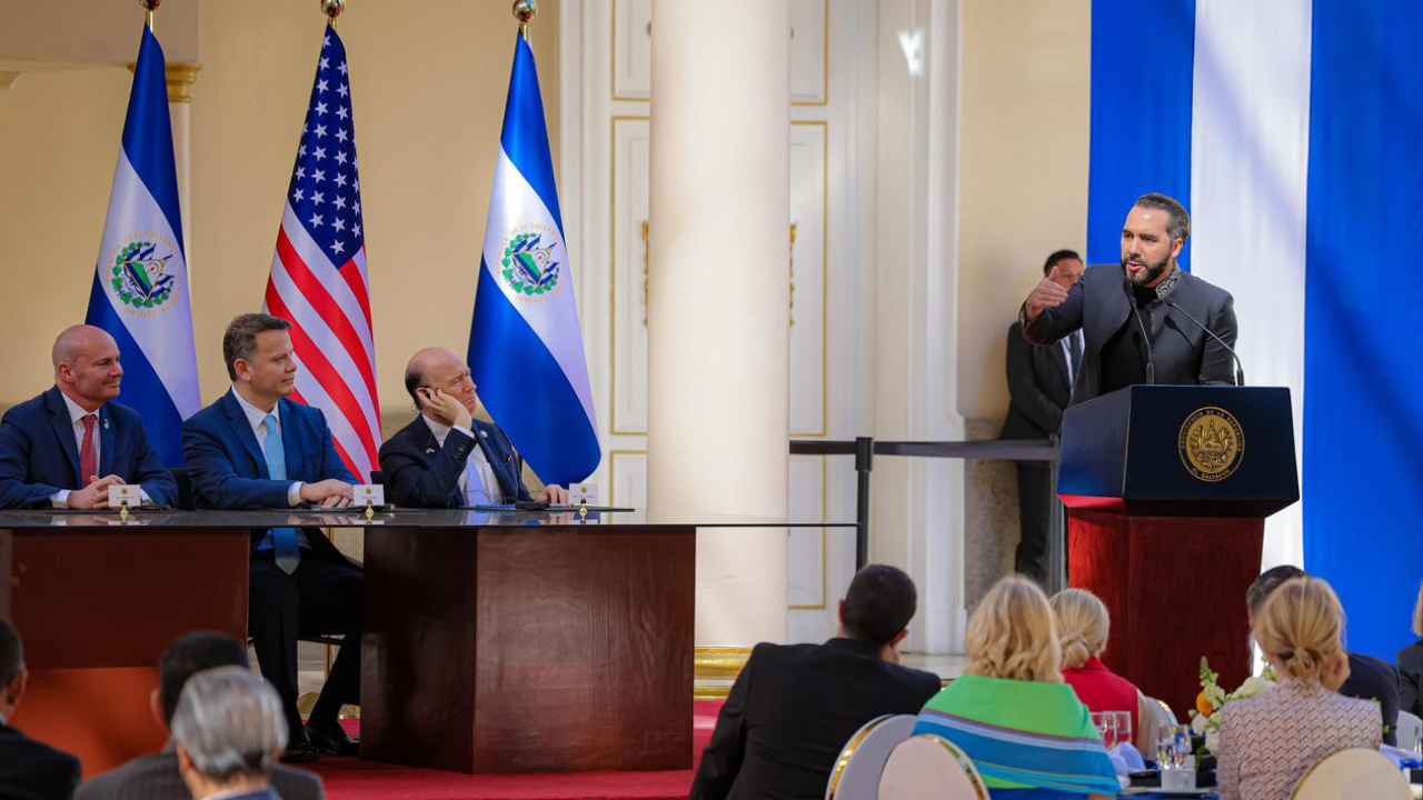 Nayib Bukele durante su discurso en el Primer Desayuno Nacional de Oración de El Salvador 2026, donde compartió el testimonio de cómo la fe transformó al país. Foto: [Cortesía SDP].