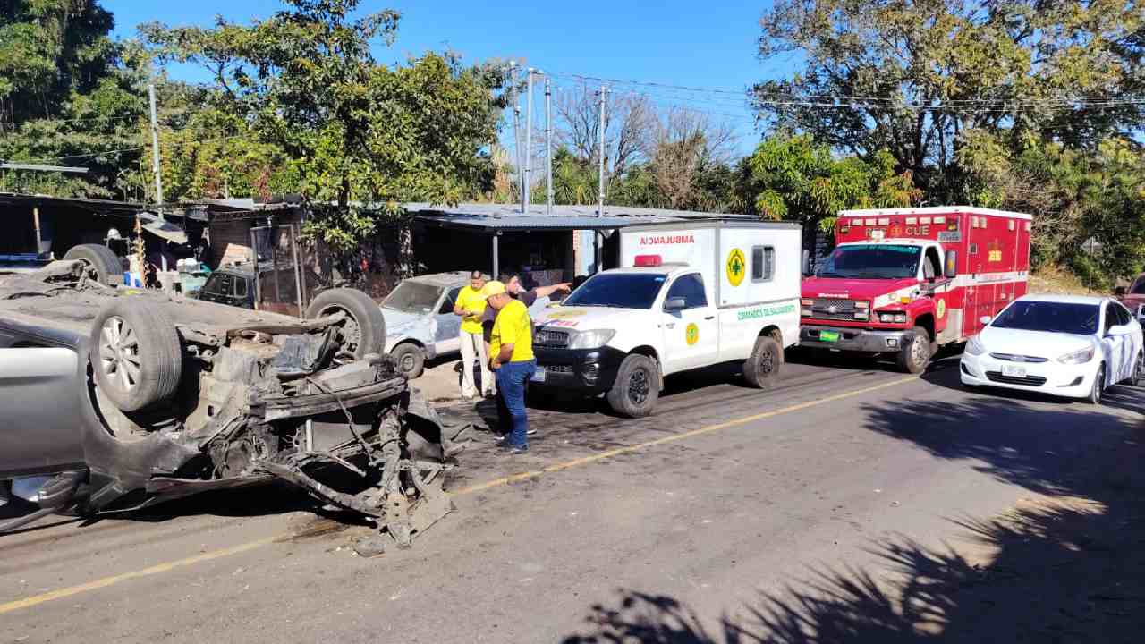 Equipos de Comandos de Salvamento atienden a lesionados tras accidente en la carretera Santa Ana-Sonsonate. Foto: Comandos de Salvamento Sonsonate.