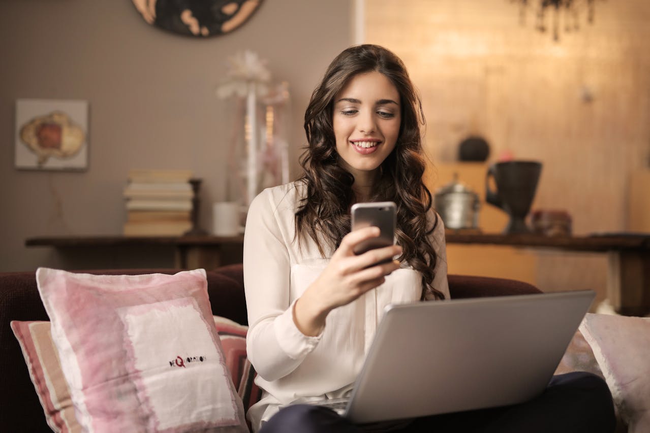 Muchos compatriotas logran aprender inglés con IA desde el Bulevar o su hogar, mejorando su perfil profesional para obtener mejores empleos en 2026. Foto: Andrea Piacquadio / Pexels