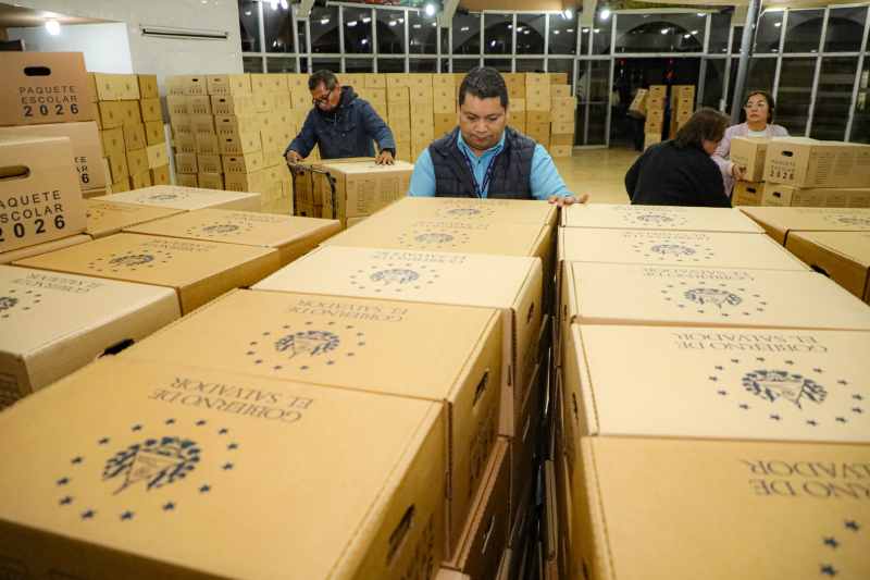 Pie de foto: Camiones cargados con paquetes escolares parten hacia escuelas de El Salvador en febrero 2026. Foto: Cortesía