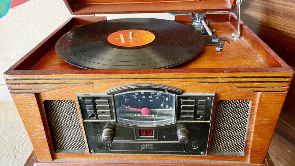 Música y Nostalgia El sonido del pasado cobra vida en Istak Café. Un tocadiscos que acompaña la tarde con melodías que despiertan la nostalgia. #Vinilos #SantaTecla