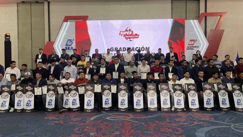 Graduación de la Academia Super 2026: 186 técnicos automotrices certificados, listos para impulsar la productividad y competitividad de la industria en El Salvador. Un modelo de formación técnica privada que ya transforma el sector.