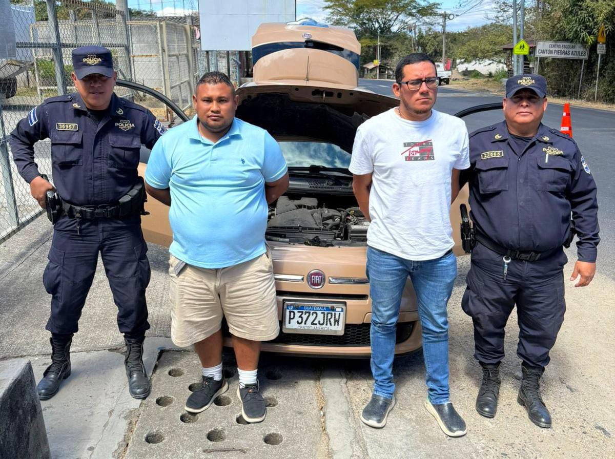 Un operativo policial en la carretera que conecta la frontera San Cristóbal con Santa Ana permitió la detención de dos ciudadanos guatemaltecos que transportaban cocaína oculta en un vehículo. Foto: @PNCSV.