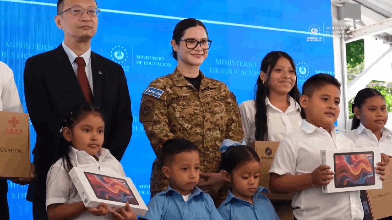 ¡Futuro digital! La ministra Karla Trigueros recibe 344 mil dispositivos de China para estudiantes de El Salvador. ¡Educación de primer nivel!